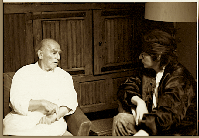 Foto Peter Reichelt im Wohnzimmer von Arno Breker